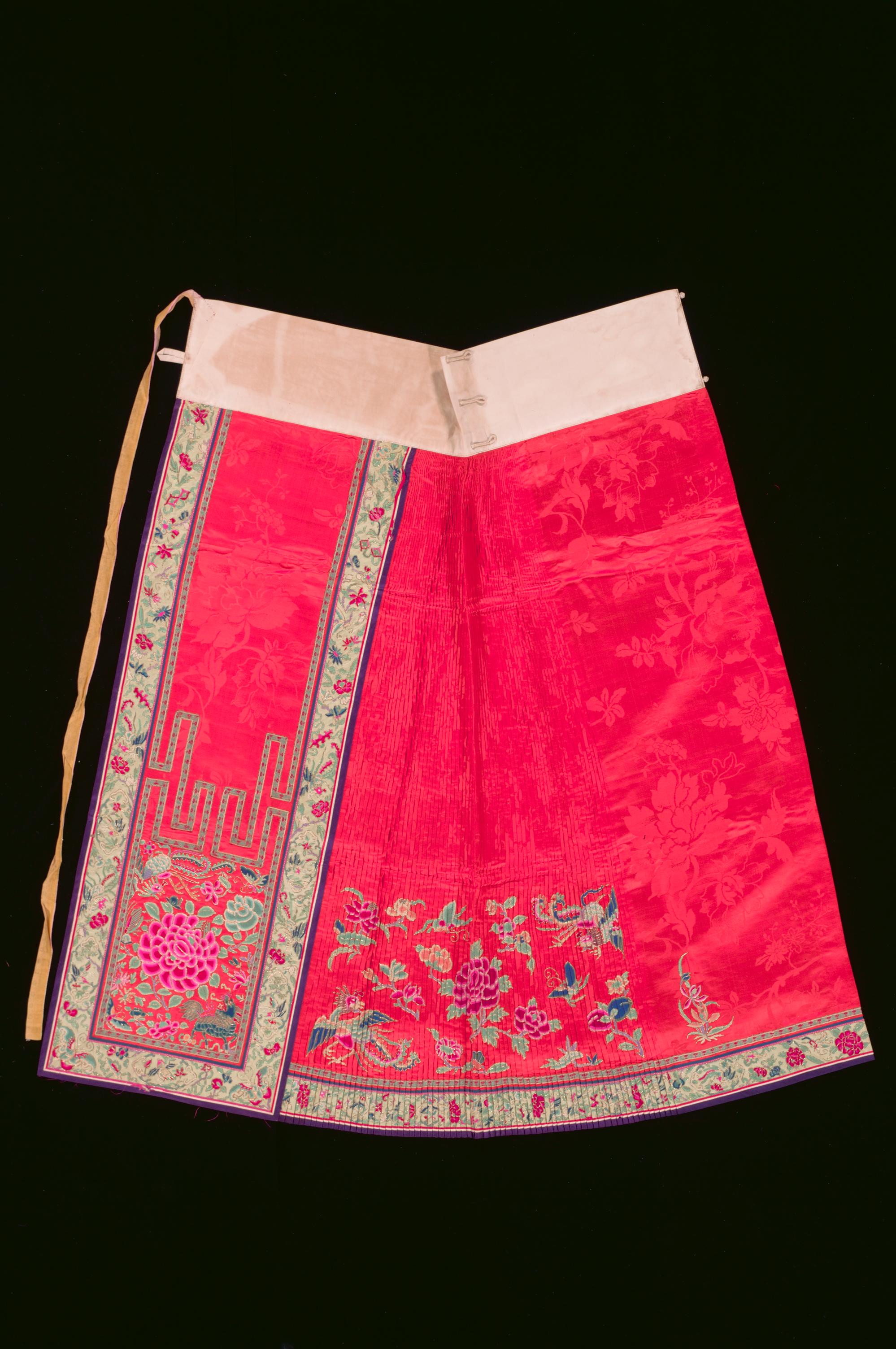 <strong>Bridal wedding garment</strong><br>
<br>
2005-01489-002<br>
Late 19th-early 20th centuries<br>
Malacca<br>
Collection of the Asian Civilisations Museum<br>
<p style="color: #000000; margin: 0in 0in 8pt;"><span></span><span style="background: white; letter-spacing: 0.4pt;">To see Peranakan wedding garments<em> </em>in the NC, click </span><span style="background: white; letter-spacing: 0.4pt; color: #0070c0;">here</span><span style="background: white; letter-spacing: 0.4pt;">.</span>